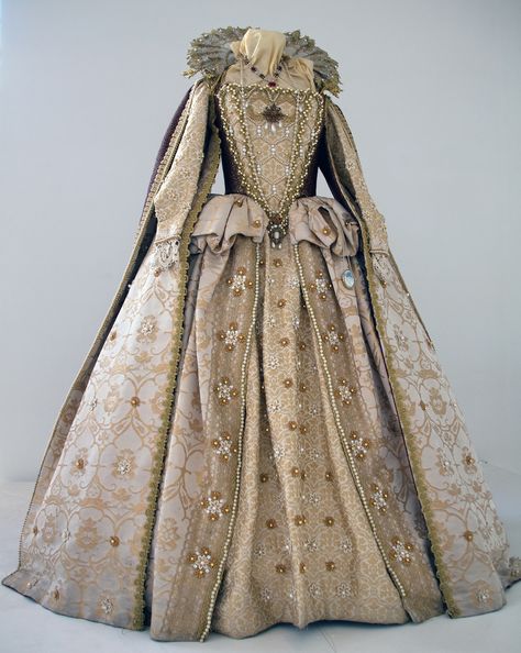 Birmingham Rep production of Elizabeth Rex, 2002. Costume worn by Stephanie Beacham Elizabethan Gown, Elizabethan Dress, Elizabethan Costume, Elizabethan Fashion, Gaun Abad Pertengahan, 16th Century Fashion, Tudor Dress, Historical Gowns, Tudor Fashion