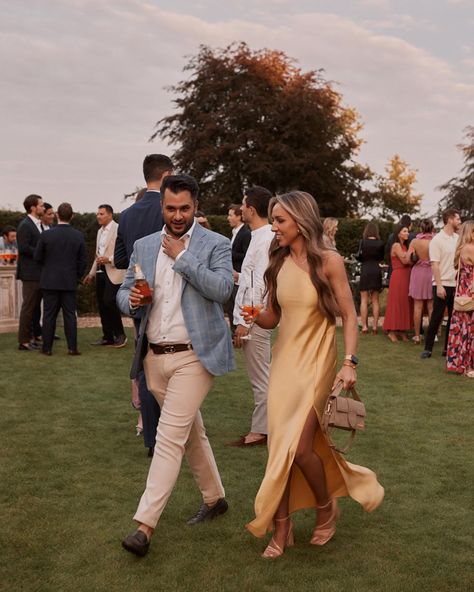 A perfect laid back outdoor pizza + aperol spritz welcome party following the rehearsal dinner for family and the bridal party. 🍕 + 🍹 = 👌 Hosted in one of the many garden spaces of @kinhousewiltshire as part of a three day destination event in the Cotswolds, welcoming guests from around the world. Locally to us we have some absolutely knock out wedding and party venues, and we know the area better than anyone having been professionally delivering private events here for 15 years + 🙌 We... Dinner For Family, Welcome Party, Outdoor Pizza, Luxury Weddings, Luxury Event, The Cotswolds, Wedding Event Planner, Party Venues, Welcome To The Party