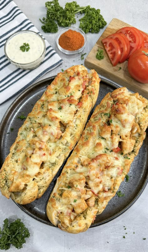 Deze Chicken Shoarma Baguette is niet alleen ontzettend lekker, maar ook eenvoudig te bereiden. De combinatie van malse kipshoarma, perfect gekruid en liefdevol verstopt in een knapperige kruidenboter baguette, samen met een verleidelijke cheesy touch, maakt dit gerecht werkelijk onweerstaanbaar. Creamy Pasta Recipes, Wrap Sandwiches, Lunch Snacks, High Protein Recipes, High Tea, Easy Snacks, Yummy Snacks, Pasta Recipes, Breakfast Brunch