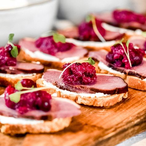 Smoked Duck Breast with Pickled Cranberry Relish Smoked Duck Appetizer, Duck Appetizer Recipes, Duck Hors D’oeuvres, Smoked Duck Breast Recipes, Duck Appetizers, Duck Breast Recipes, Smoked Duck Breast, Duck Breast Recipe, Spicy Green Beans