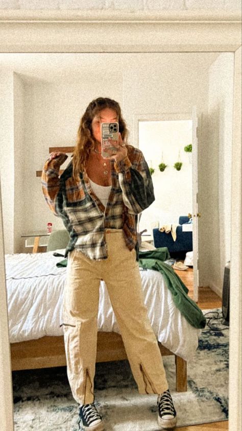 Granola Girl Summer Outfits, Hippie Outfit Inspo, Brown Cargos, Flannel Outfits Summer, Granola Girl Outfits, Granola Outfits, Granola Style, Brown Flannel, Girls Flannel