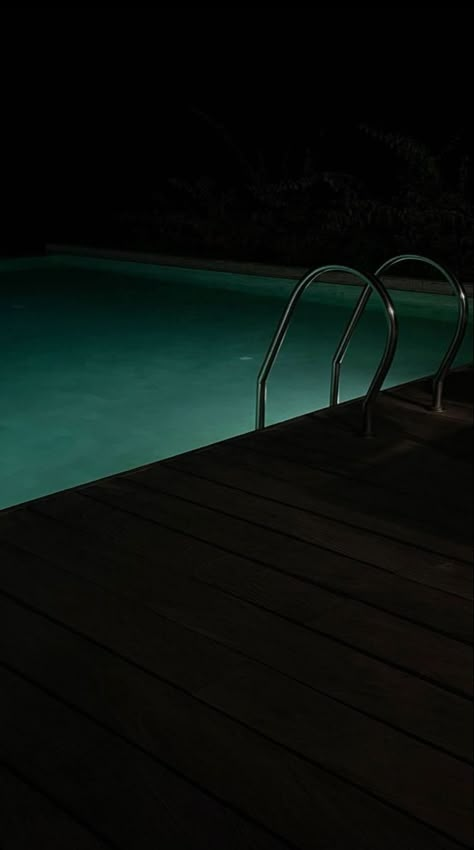 A pool swim in the night Late Night Pool Pics, Pool Night Pictures, Pool Area Ideas, Backyard Pool Area, Pool Party Snacks, Pool Party Drinks, Pool Snacks, Swimming Pool Pictures, Pool At Night