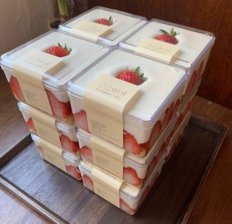 Kue Macaroon, Cube Cake, Korean Dessert, Food Business Ideas, Korean Cake, Dessert Packaging, Bakery Packaging, Cake Packaging, Dessert Boxes