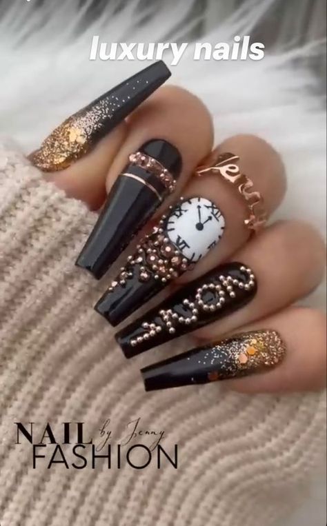 New Year Nail Designs Glitter Bling, New Year’s Eve Nails 2022, New Year's Nails Design, Nye Nails 2022, New Years Nails Almond, New Years Eve Nails Ideas Classy, Party Nails New Years Eve, Christmas And New Years Nails, Black Holiday Nails