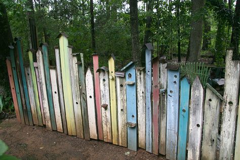 Birdhouse Fence - interesting ... I always "see" birdhouses when I look at a picket fence anyway  **********************************************   Pandorea via flickr - #gardening #garden #design #outdoor #fence #upcycled #picket #birdhouse #DIY - tå√ Birdhouse Fence, Birdhouse Diy, Outdoor Fence, Diy Fence, Garden Shrubs, Pallet Garden, Have Inspiration, Backyard Fences, Wooden Fence