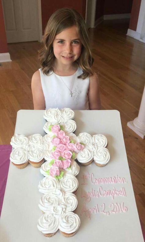 First Communion                                                                                                                                                      More Decoration Communion, First Holy Communion Cake, First Communion Banner, Recuerdos Primera Comunion Ideas, Confirmation Party, Communion Hairstyles, Holy Communion Cakes, First Communion Cakes, Holy Communion Party