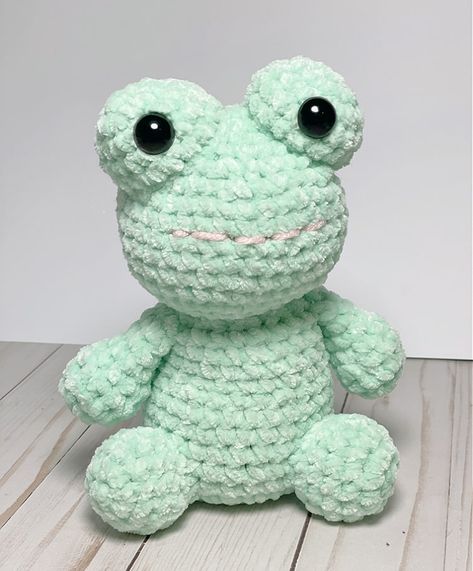 Large Amigurumi, Valentine Animals, Crocheted Frog, Chunky Yarn Crochet Pattern, Chunky Yarn Crochet, Frog Doll, Crochet Monsters, Easy Crochet Animals, Crochet Car