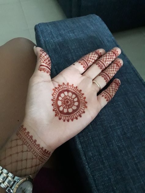 Small Mehendi Designs Palm, Circular Mehndi Designs, Small Mehendi, Mehendi Flower, Foodie Snap, Hand Simple Mehndi Design, Front Hand Simple Mehndi, Aesthetic Henna, Cone Designs