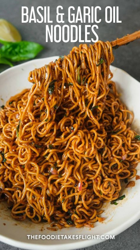 Basil and Garlic Oil Noodles - The Foodie Takes Flight Beef Drunken Noodles, Garlic Oil Noodles, Basil Noodles, Vegan Curries, Noodles Stir Fry, Oil Noodles, Cook Ideas, Healthy Ramen, Drunken Noodles