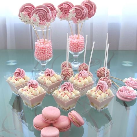 Pastel Candy Bar, Candy Bar Cakes, Table Centre Pieces, Candy Bar Cake, Mini Dessert Cups, Dessert Original, Pink Desserts, Birthday Party Snacks, 50th Birthday Cake