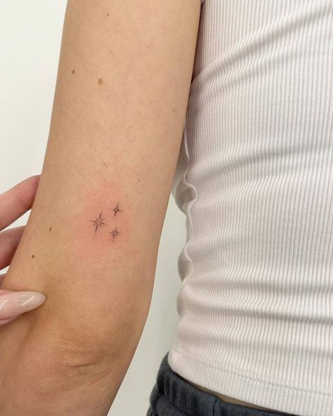 Minimalistic style stars tattooed on the tricep. Three Stars Tattoo Simple, Three Small Stars Tattoo, Dainty Firework Tattoo, 3 Star Tattoos For Women, Dainty Planet Tattoo, Triple Star Tattoo, 3 Sparkles Tattoo, Twinkle Stars Tattoo, Zodiac Academy Tattoo Ideas