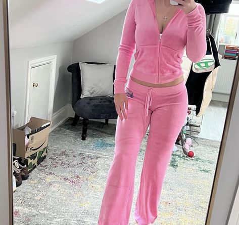 Early 2000s Sweatsuit, Hot Pink Juicy Couture Tracksuit, Pink Juicy Couture Track Suit, Y2k School Outfits, Juicy Sweatsuit, Track Suit Outfit, Juicy Couture Track Suit, Aesthetic Rosa, Juicy Couture Clothes