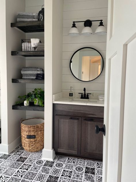 Bathroom With Linen Closet Layout, Farmhouse Shower Remodel, Masterbath Ideas, Organization Ideas Bathroom, Ideas For Bathrooms, Restroom Remodel, Bathroom Organization Ideas, Mission House, Simple Bathroom Remodel