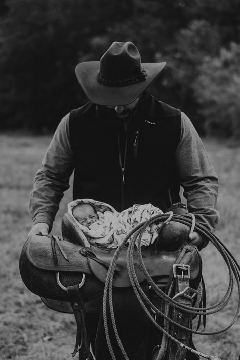 Western Newborn Pictures, Western Baby Pictures, Country Maternity, Baby Announcement Pictures, Baby Pictures Newborn, Newborn Family Photos, Western Babies, Newborn Baby Photos, Newborn Shoot