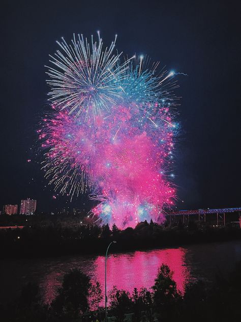 #canadaday #fireworks #fireworkaesthetic #festive #photography #photoinspiration #vsco #aesthetic Pretty Fireworks, Firework Aesthetic, Festive Photography, Aesthetic Fireworks, Festival Fireworks, Fireworks Aesthetic, Canada Day Fireworks, Underrated Artists, Pink Fireworks