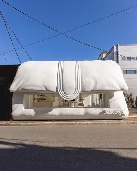 JACQUEMUS Opens Bag-Shaped Store in Seoul Jacquemus Advertising, Jacquemus Pop Up Store, Bags Store Design, Jacquemus Pop Up, Fashion Pop Up, Jacquemus Marketing, Bag Store Design, Jacquemus Moodboard, Jaquemus2020 Bag