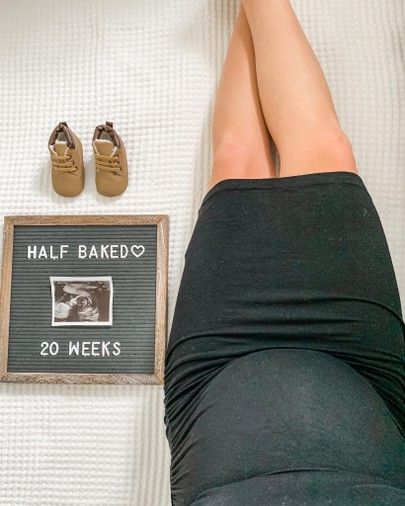 Maternity Photography With Letter Board, Letter Board Maternity Pictures, Letterboard Maternity Pictures, Maternity Signs Photo Ideas, Maternity Letter Board Ideas, Maternity Selfie Ideas, Self Pregnancy Photos Ideas, 20 Week Pregnancy Photos Cute Ideas, Baby Bump Photos Weekly