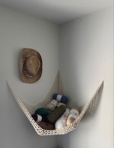 Dorm Crochet Ideas, Small Crochet Crafts, Crochet Room Organization, Cute Crochet Decor, Crochet Room Decoration, Crochet Dorm Decor, Room Crochet Decor, Crochet Corner Hammock, Yarn Hammock