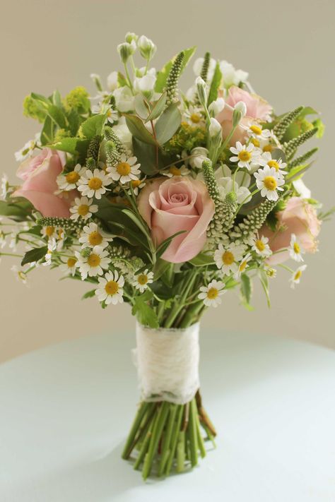 Light Pink Wildflower Bouquet, Light Pink Rose Centerpiece, Simple Bridal Bouquets Summer, Daisy Flower Bouquet Wedding, Daisy Roses Bouquet, Pink White And Green Flower Bouquet, Daisy And Pink Bouquet, Edible Wedding Bouquet, Bouquet Wedding Daisy