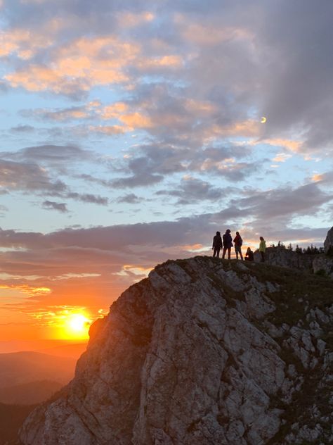 Orange Sunset Mountains, Hiking Sunset Aesthetic, Mountain Hiking Aesthetic, Summer Aesthetic Vibes, Orange Photography, Obx Dr, Friends Sunset, Mountain Summer, Mountains Aesthetic