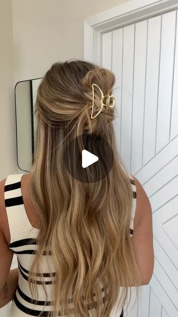 breanna cohoon on Instagram: "fav lil trick to using the mini clip that holds all day!!! 🫶🏼 . . . #hairstyle #hairtutorial #summerhair #style #fashion #summerstyle #clawclip" Girls Claw Clip Hairstyles, Half Up Half Down With Clip, Small Claw Clips Hairstyles, Mini Claw Clip Hairstyles, Snap Clips Hairstyles, Hairstyles With Clips, Updos Tutorials, Med Hair, Easy Work Hairstyles