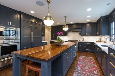 Navy Kitchen Cabinets, Transitional Kitchen Ideas, Navy Blue Kitchen Cabinets, Dark Blue Kitchens, Gray Backsplash, Blue Kitchen Island, Transitional Kitchen Design, Navy Kitchen, Blue Kitchen Cabinets