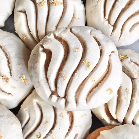 White Conchas Bread, Mexican White Party, Neutral Mexican Party, All White Mexican Theme Party, Mexican Wedding Desserts, Neutral Mexican Wedding, Homemade Conchas, Pan Dulce Table Wedding, White Mexican Wedding Decor