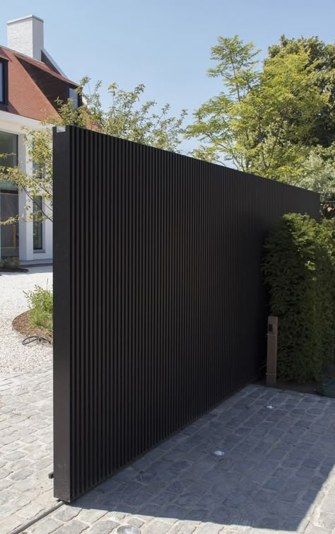 Pagar Modern, Aluminum Driveway Gates, Contemporary Gates, Tor Design, Black Gate, Gate Designs Modern, Black Fence, Modern Gate, House Fence Design