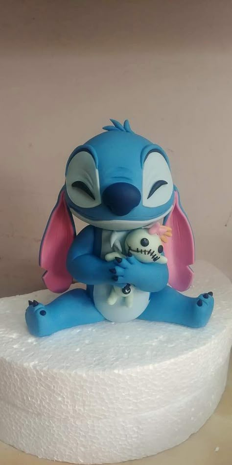 Fondant Stitch Tutorial, Stitch Fondant Cake, Fondant Stitch, Stitch Torte, Stitch Cake Ideas, Stitch Clay, Lilo And Stitch Cake, Fondant Techniques, Stitch Cake