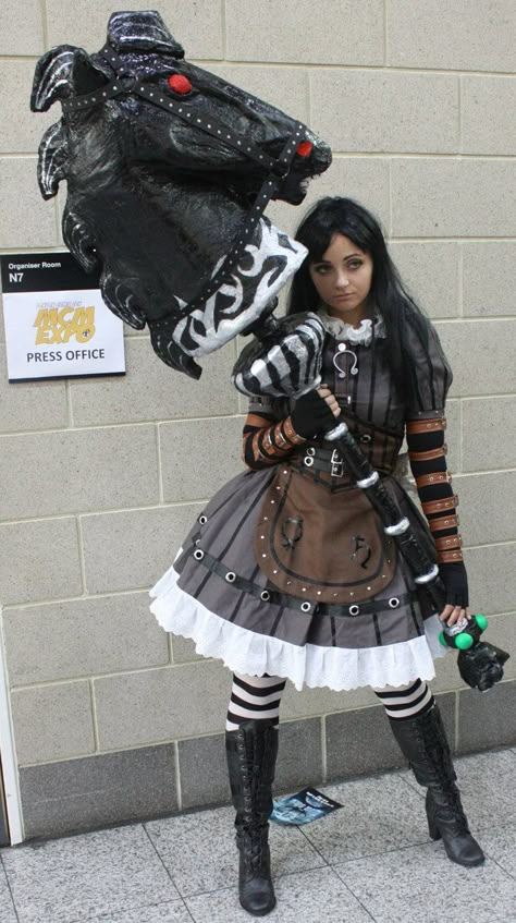 Alice madness returns and her hobby horse by ctamplincosplay Era Medieval, American Mcgee’s Alice, Horror Halloween Costumes, Alice Cosplay, Alice Liddell, Alice Madness Returns, Wonderland Costumes, Alice Madness, Comic Con Cosplay