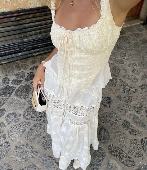 j'adore streetstyle Growing And Glowing, Love Shack Fancy, Wedding Skirt, White Prom Dress, Minimalist Wardrobe, Going Out Outfits, Everyday Dresses, Spring Summer Outfits, Minimalist Outfit