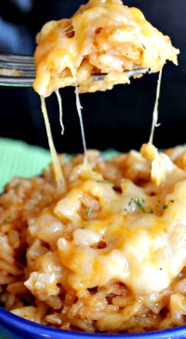 Cheesy Spanish Rice Spanish Rice Casserole Recipes, Cheesy Spanish Rice Recipe, Mexican Cheesy Rice Recipes, Cheesy Mexican Rice Recipe, Cheesy Spanish Rice, Knorr Spanish Rice Recipes, Spanish Rice Casserole, Cheesy Rice Recipes, Cheesy Mexican Rice