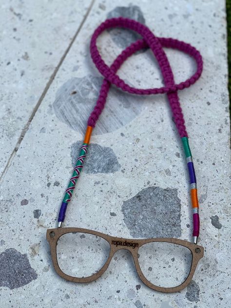 Macrame Sunglass Holder, Macrame Glasses Strap, Glasses Strap Ideas, Glasses Strap Diy, Diy Jewelry Videos, Sunglass Strap, Sunglasses Cord, Beaded Sunglasses, Wooden Glasses