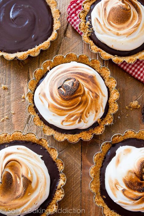 SIMPLE recipe for S'mores Tartlets on sallysbakingaddiction.com Smores Tart, Chocolate Tartlets, Smores Dessert Recipes, Chocolate Tarts, Smores Dessert, Tartlets Recipe, Chocolate Ganache Filling, Mug Cakes, Sally's Baking