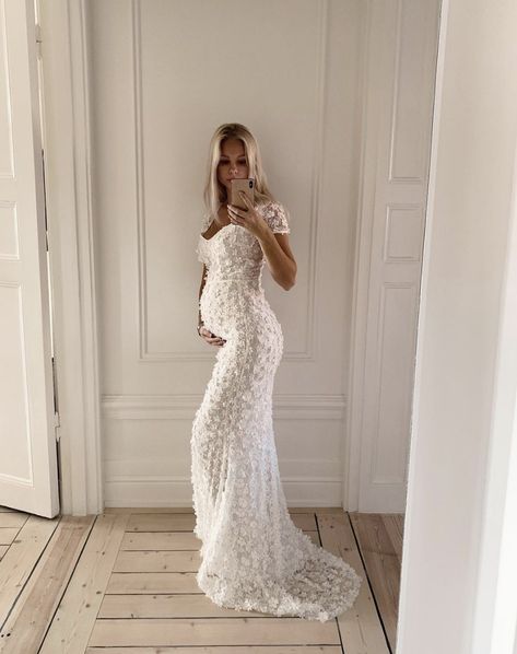 Pregnant Wedding Dress Maternity, Wedding Dresses Pregnant Brides, Wedding Dress For Pregnant Bride, Rainy Thursday, Wedding Dresses Pregnant, Alexandra Bring, Maternity Bridal Gowns, Gigi Dress, Mom Wedding Dress