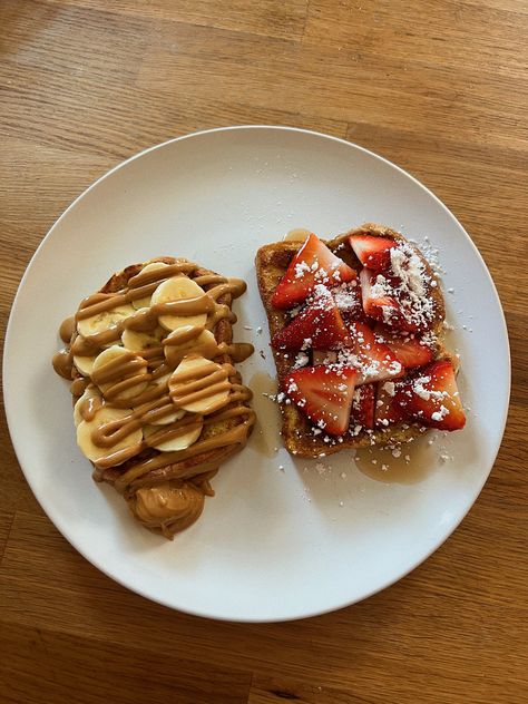 French Toast with bananas, peanut butter, strawberries, maple syrup, and powdered sugar 😋 Banana Toast Breakfast, Peanut Butter Toast With Banana, Peanut Butter On Toast, French Toast With Bananas, Peanut Butter Banana Toast, Strawberries And Bananas, Banana Toast, Good Morning Breakfast, Healthy Food Dishes