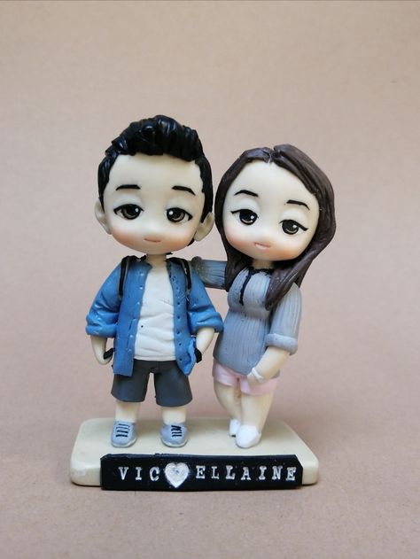 Polymer clay • Chibi • Miniature • Handmade • Made to order Polymer Clay Couple, Chibi Polymer Clay, Clay Chibi, Cute Chibi Couple, Chibi Couple, Couple Ideas, Clay Design, Pasta Flexible, Polymer Clay Creations