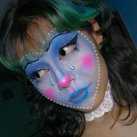 Extreme Face Painting, Alice In Wonderland Alice Makeup, Blue Clown Costume, Cool Makeup Looks Creative Full Face, Blue Drag Makeup, Green Clown Makeup, Purple Clown Makeup, Blue Clown Makeup, Heart Clown Makeup