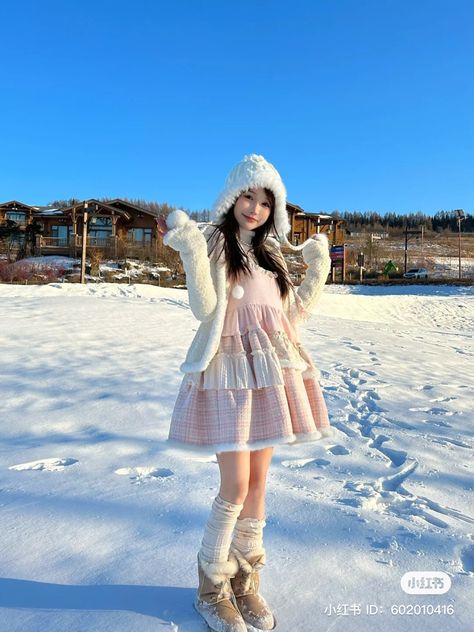 Kawaii Winter Outfits, Aesthetic Outfits Pastel, Cute Christmas Outfits, Lit Outfits, Winter Skirt Outfit, Light Pink Dress, Snow Outfit, Fashion Drawing Dresses, Christmas Outfits