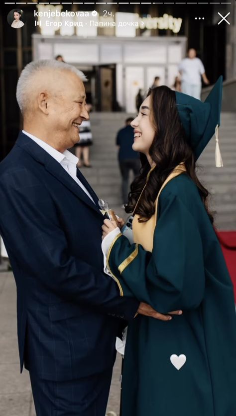 Father Daughter Poses Picture Ideas, Father Daughter Photos Older Aesthetic, Graduation Pics With Parents, Father Daughter Graduation Pictures, Graduation Ads From Parents, Grad Photos With Family, Father Daughter Poses, Couple Graduation Pictures, Expensive Presents