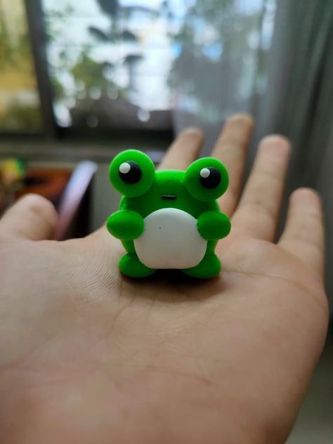 Handmade clay frog. Light Clay Crafts, Clay Creatures Easy, Simple Clay Figures, Diy Clay Frog, Fimo Clay Ideas Easy, Simple Clay Ideas For Kids, Super Light Clay Ideas, Cute Clay Figures Easy, Mini Clay Ideas Easy