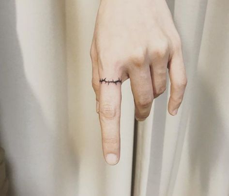 Men Finger Tattoos, Tatoo Ring, Crown Finger Tattoo, Thorns Ring, Ring Tattoo Designs, Thorn Tattoo, Ring Tattoo, Wreath Ring, Ring Finger Tattoos