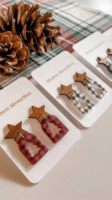 Buffalo Plaid Earrings, Plaid Polymer Clay Earrings, Plaid Clay Earrings, Christmas Polymer Clay Earrings, Clay Building, Christmas Clay Earrings, Polymer Clay Recipe, Diy Earrings Polymer Clay, Clay Christmas