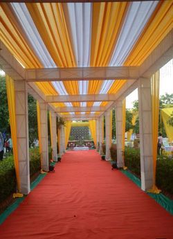 Walkway Decor, Wedding Walkway, Indian Wedding Decorations Receptions, Wedding Tent Decorations, Mandap Design, Street Wedding, Themed Wedding Decorations, Tent House, Decor Backdrop