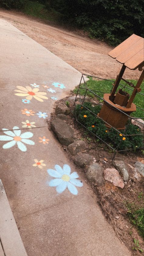 Drawing With Chalk Side Walk, Chalk Flowers Sidewalk, Flower Chalk Art Sidewalk, Simple Sidewalk Chalk Art, Sidewalk Chalk Drawing Ideas, Sidewalk Chalk Flowers, Cute Side Walk Chalk Ideas, Aesthetic Chalk Drawings, Summer Sidewalk Chalk Art Ideas