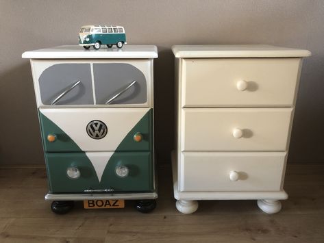 Vw Nightstand, Dresser Makeover Kids, Upcycled Furniture Repurposed, Koti Diy, Diy Furniture Flip, Diy Kids Furniture, Furniture Rehab, Painted Chairs, Furniture Renovation