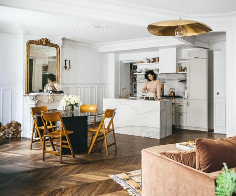 A pastry chef's impeccable Parisian apartment Parisian Apartment Kitchen, Paris Apartment Kitchen, Contemporary Beach House, Herringbone Wood Floor, Home Decor White, Diy Dining Table, Decor Studio, U Shaped Kitchen, Kitchen Vintage