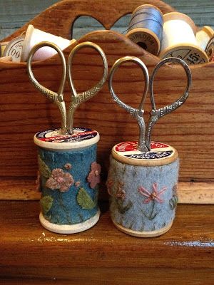 Small Wood Spool Ideas, Wood Thread Spools, Wooden Spool Crafts, Scissors Holder, Tiny Canvas, Art Fil, Scissor Holders, Spool Crafts, Wood Spool