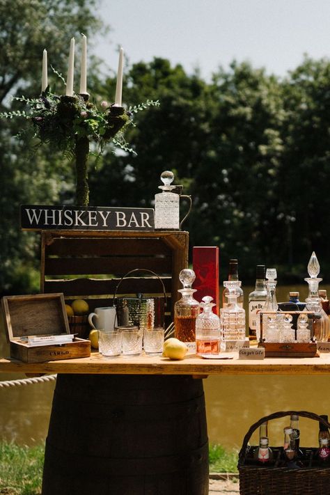 Mulled Wine Bar Wedding, Whiskey Station Whisky Bar, Rustic Wedding Bar Decor, Whisky Bar Wedding, Mini Bar Wedding, Whiskey Wedding Ideas, Wedding Self Serve Bar, Outdoor Wedding Bar Ideas, Self Serve Bar Wedding