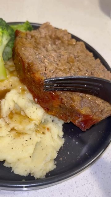 Cici Soriano on Instagram: "Stuffing mix meatloaf! A must try 🔥 

#meatloaf #easyrecipes #dinnerideas #comfortfood #fall #stuffing" Stuffing Mix Meatloaf, Sick Soup, Cheap Meals For 4, Stuffing Meatloaf, Meals For 4, Easy Meatloaf Recipe, Meatloaf Dinner, Meatloaf Ingredients, Recipe Tiktok